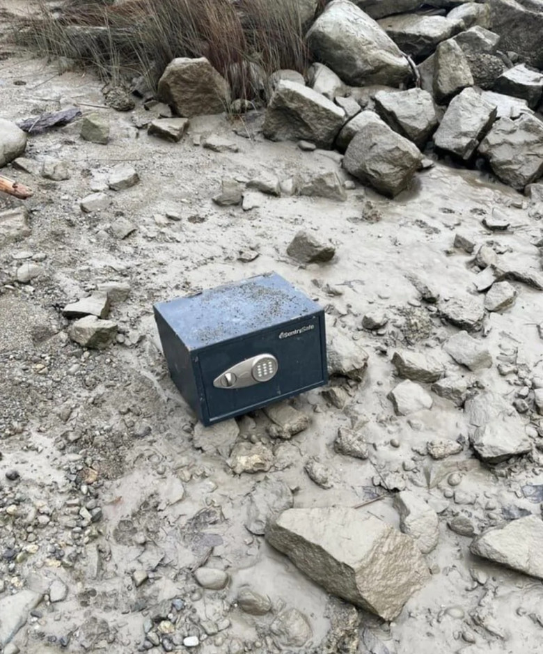 A Mysterious Safe: Imagine finding a safe washed up on the beach! It’s a thrilling moment, but let’s hope it held some treasures that lived up to the hype.