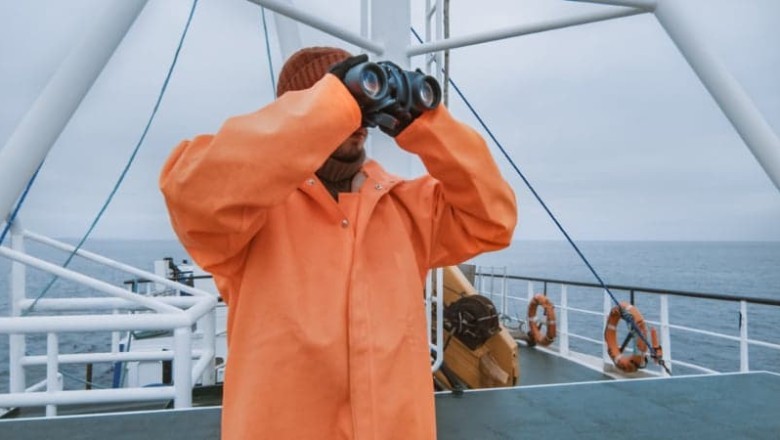 Emocionante encuentro: Oso Polar busca ayuda en barco de pesca. ¡Lo que sucede después te dejará sin aliento!